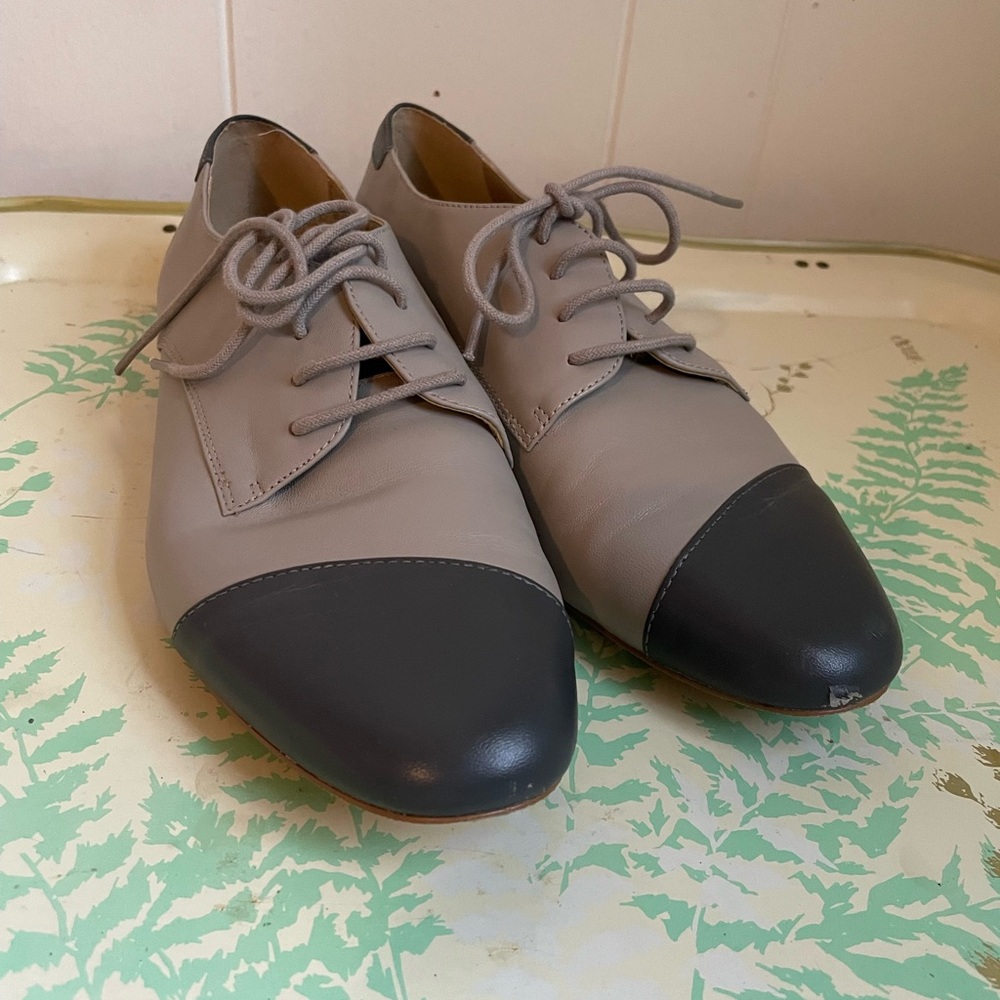 LOGO Laurel Leather Loafers